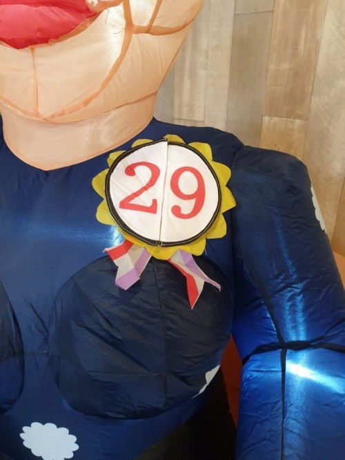 Indoor Sarah zittend op stoel 2,3m